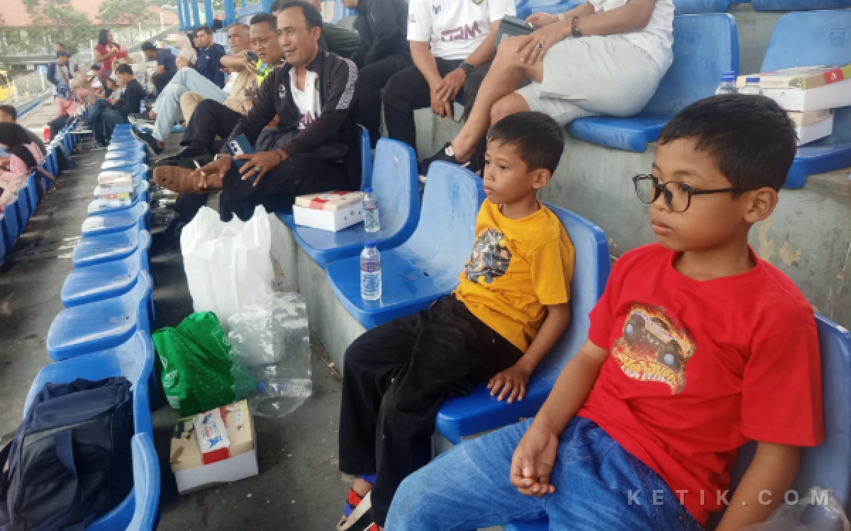 Thumbnail Berita - Ratusan Suporter Padati Stadion Benteng Reborn, Dukung Nathan Lebak FC di Final Liga 4 Banten