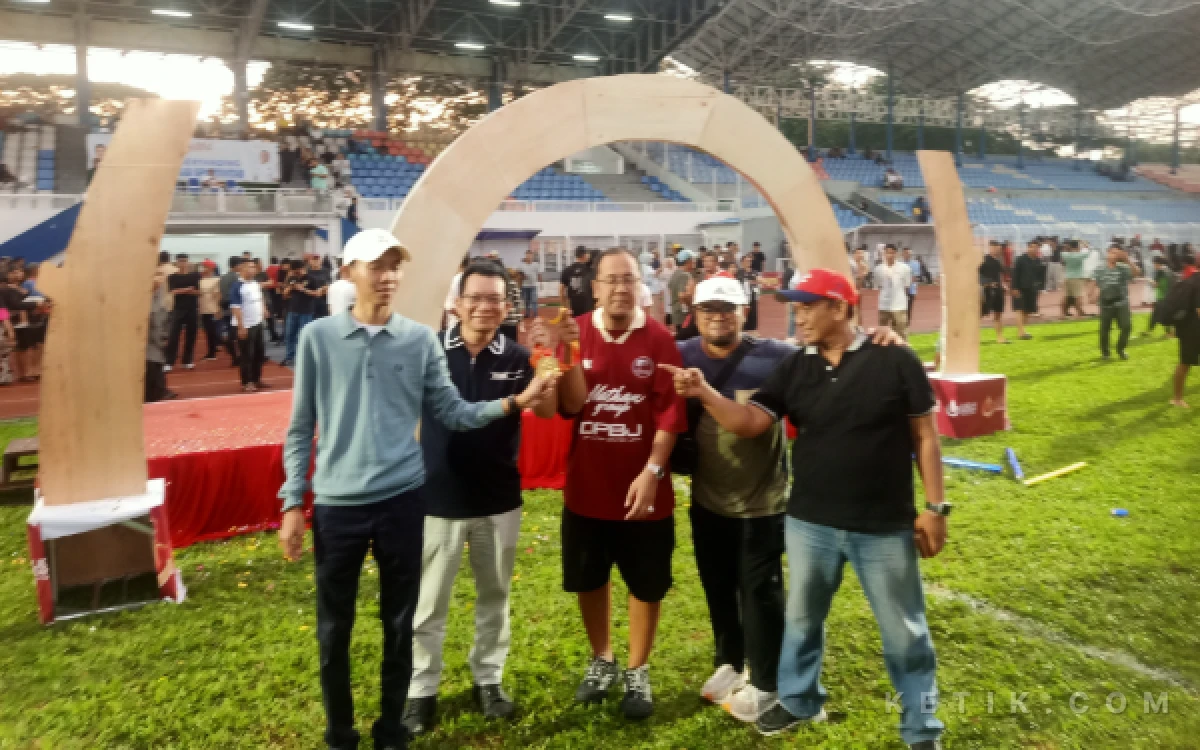 Foto Pj Sekretaris Daerah kabupaten Lebak, Halson Nainggolan foto bersama dengan pemilik Klub Nathan Lebak FC. (Foto: Abdul Kohar/ketik.com)