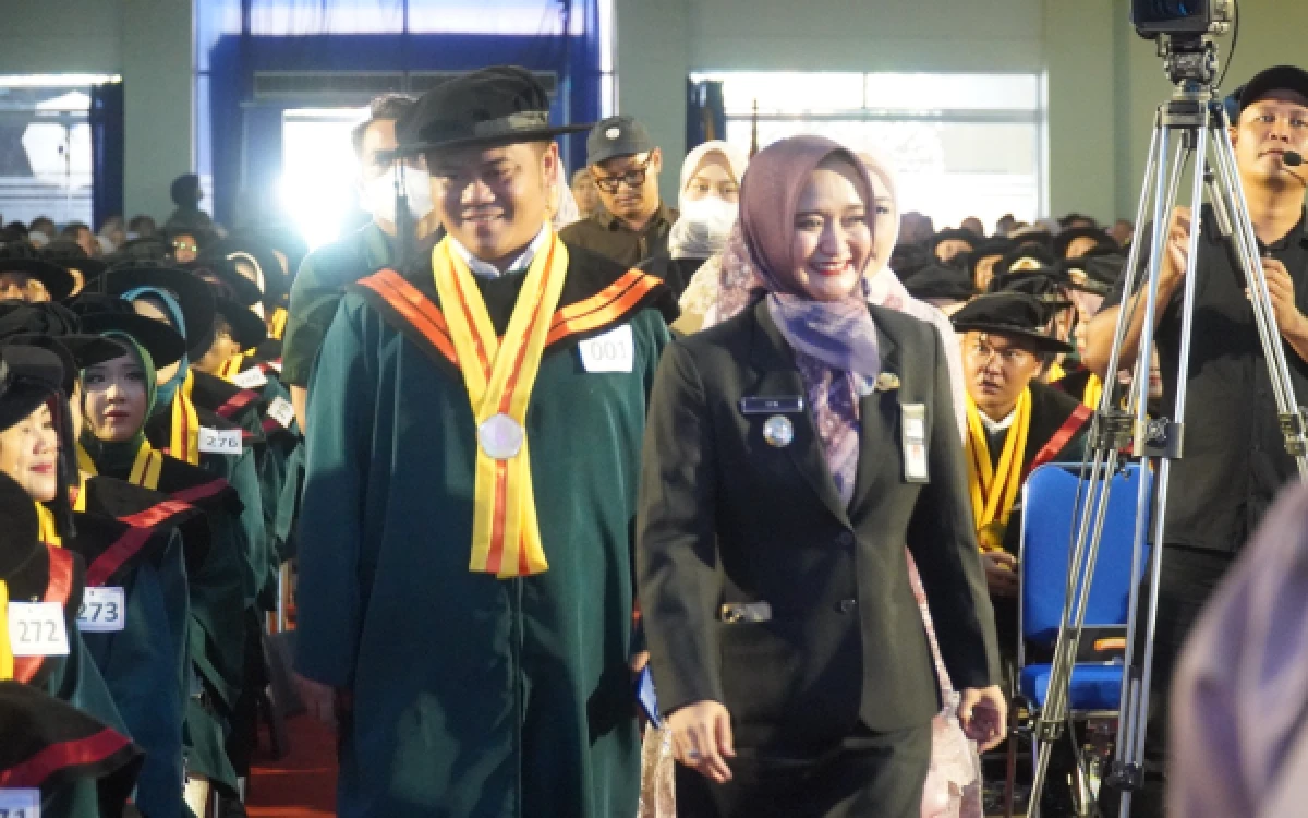 Thumbnail Berita - Hadiri Wisuda Magister Manajemen di UPS, Ini Pesan Bupati Tegal