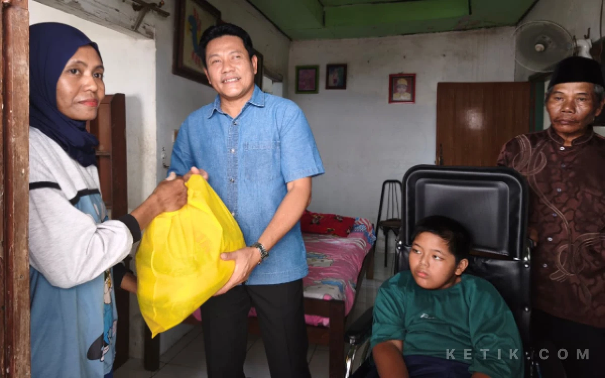 Foto Bupati Subandi memberikan bantuan sosial kepada keluarga bocah Evans di Kelurahan Kalijaten, Kecamatan Taman, Sidoarjo. (Foto: Kominfo Sidoarjo)
