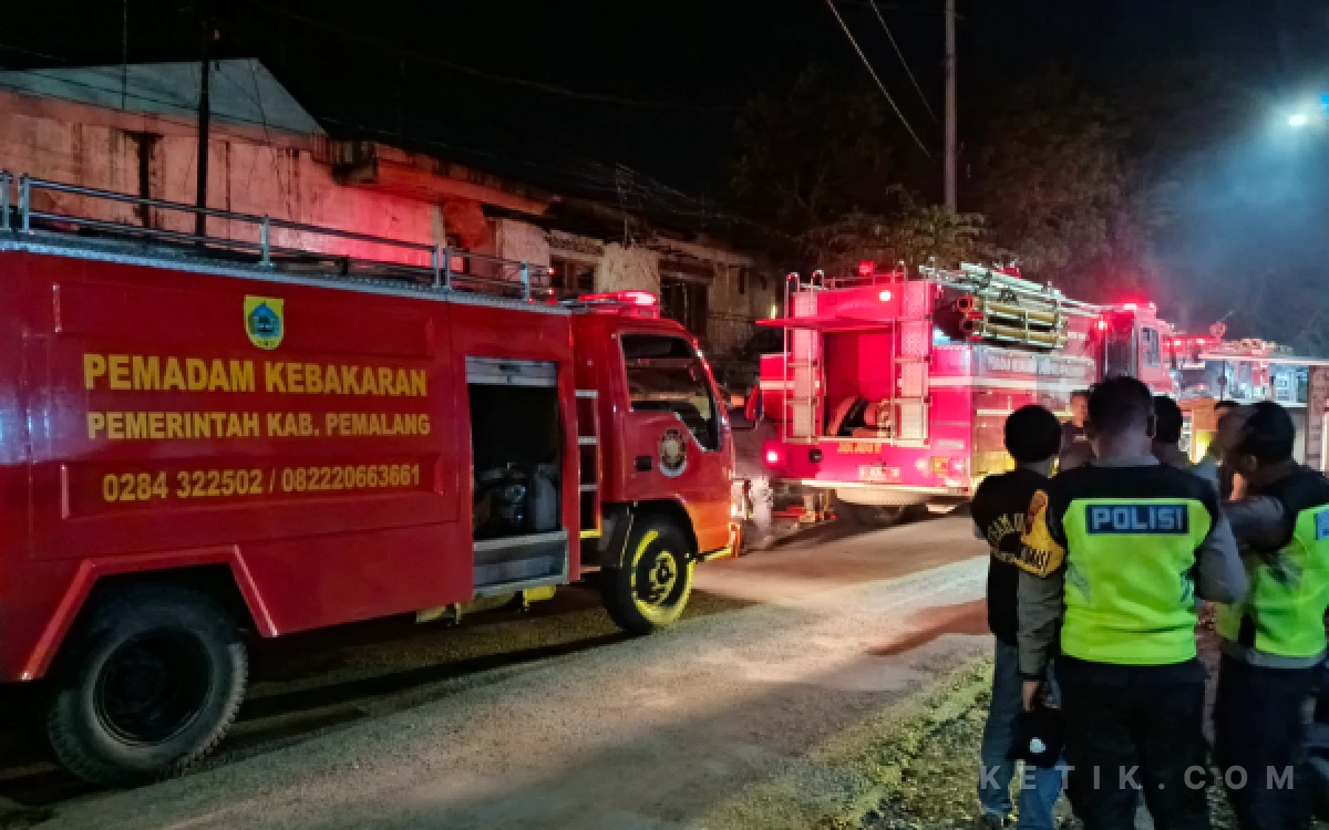 Thumbnail Berita - Kebakaran di Sragi Pekalongan, Warung Semi Permanen dan Kanopi Rumah Hangus