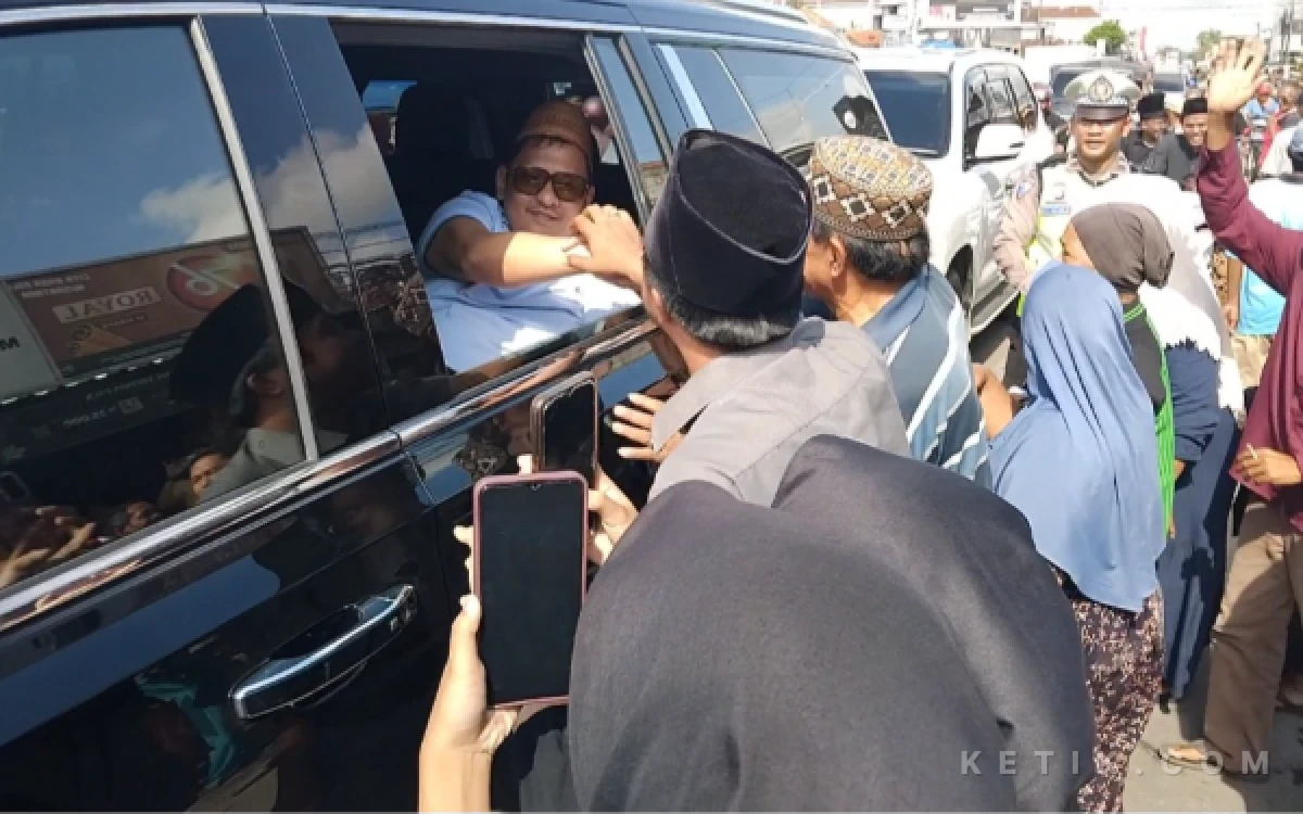 Thumbnail Berita - Usai Klarifikasi di KPK, Haji Her Disambut Antusias Warga di Blega