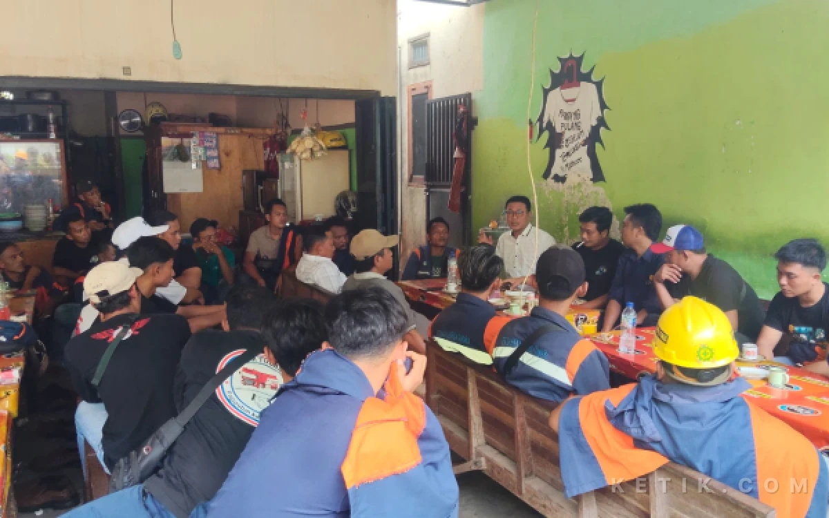 Foto Anggota DPRD Tuban, Ketua Komisi II Fahmi Fikroni saat mendampingi pekerja AMT di lingkungan TBBM Jenu, Kabupaten Tuban, Minggu 12 April 2026 (Foto : Ahmad Istihar/Ketik.com)