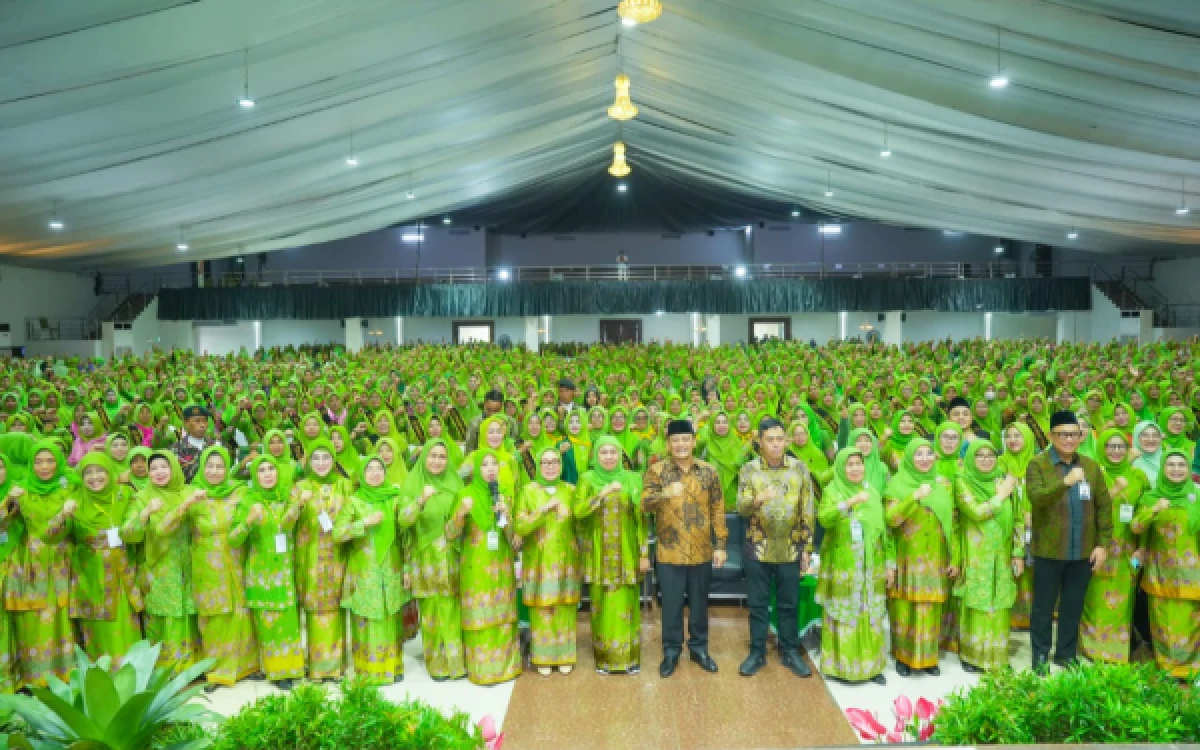 Thumbnail Berita - Gubernur Khofifah Kukuhkan 400 Paralegal Muslimat NU Jateng, Dorong Akses Keadilan Perempuan dan Anak