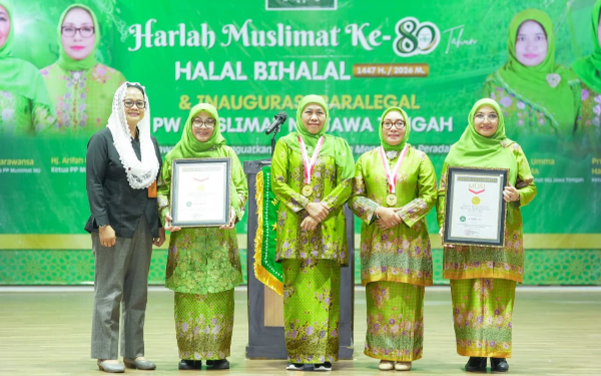 Thumbnail Berita - Beranggotakan Profesor Perempuan Terbanyak se-Tanah Air, Muslimat NU Pecahkan 2 Rekor MURI