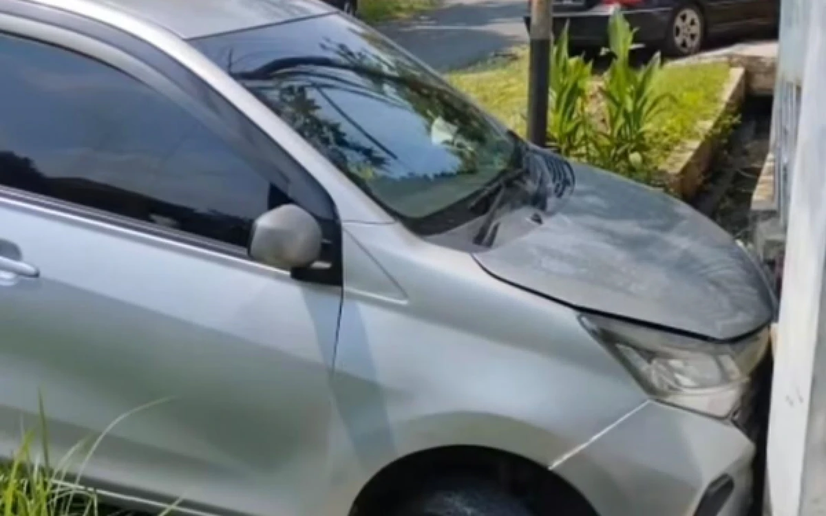Thumbnail Berita - Tim Call 112 Surabaya Gerak Cepat Tangani Mobil Terperosok di Jemursari