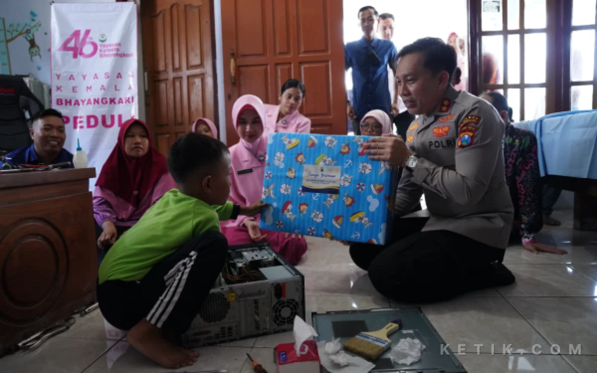 Thumbnail Berita - Bocah Jenius Bojonegoro Dapat Laptop dari Kapolres