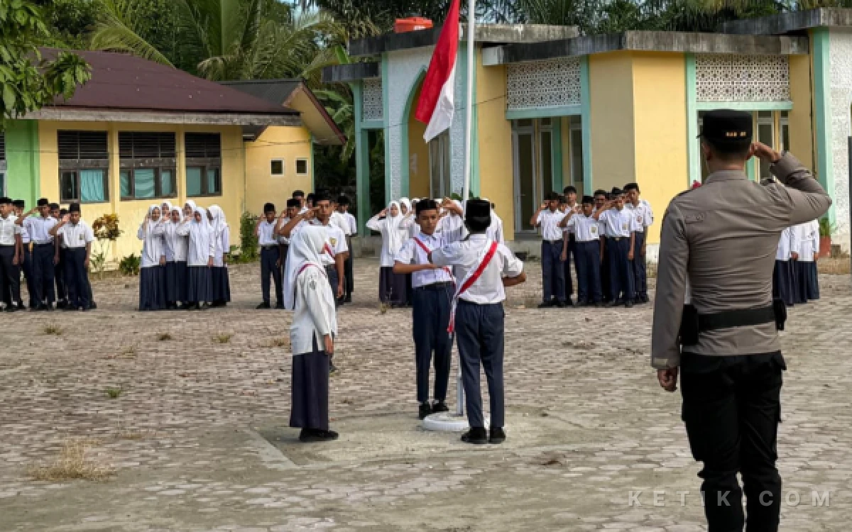 Foto Petugas upacara yang merupakan SMPN 1 Jeumpa menaikkan bendera, Senin, 13 April 2026. (Foto: T. Rahmat/Ketik)