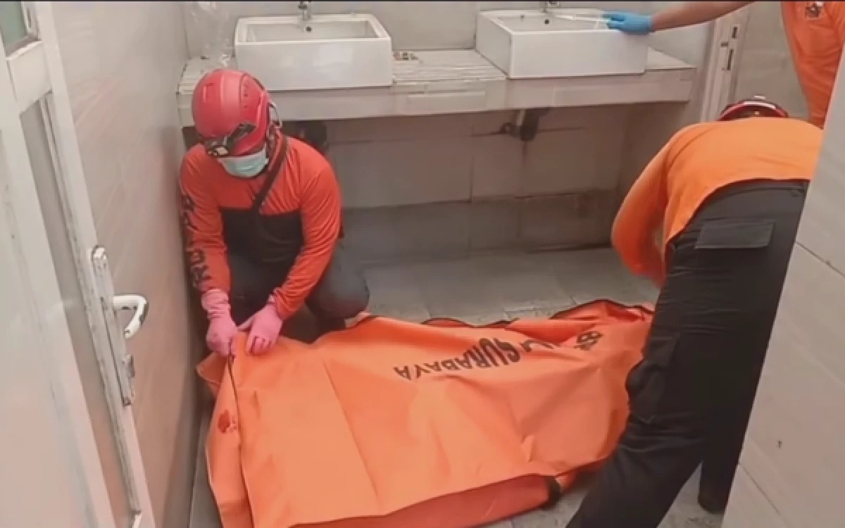 Thumbnail Berita - Tim Command Center 112 Surabaya Evakuasi Jenazah di Taman Bungkul