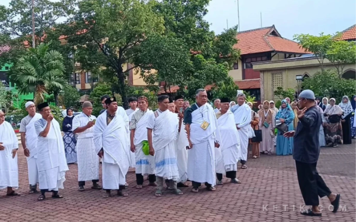 Thumbnail Berita - Mengintip Kegiatan 59 Jemaah Praktik Manasik di Asrama Haji Surabaya, Jadi Bekal ke Tanah Suci