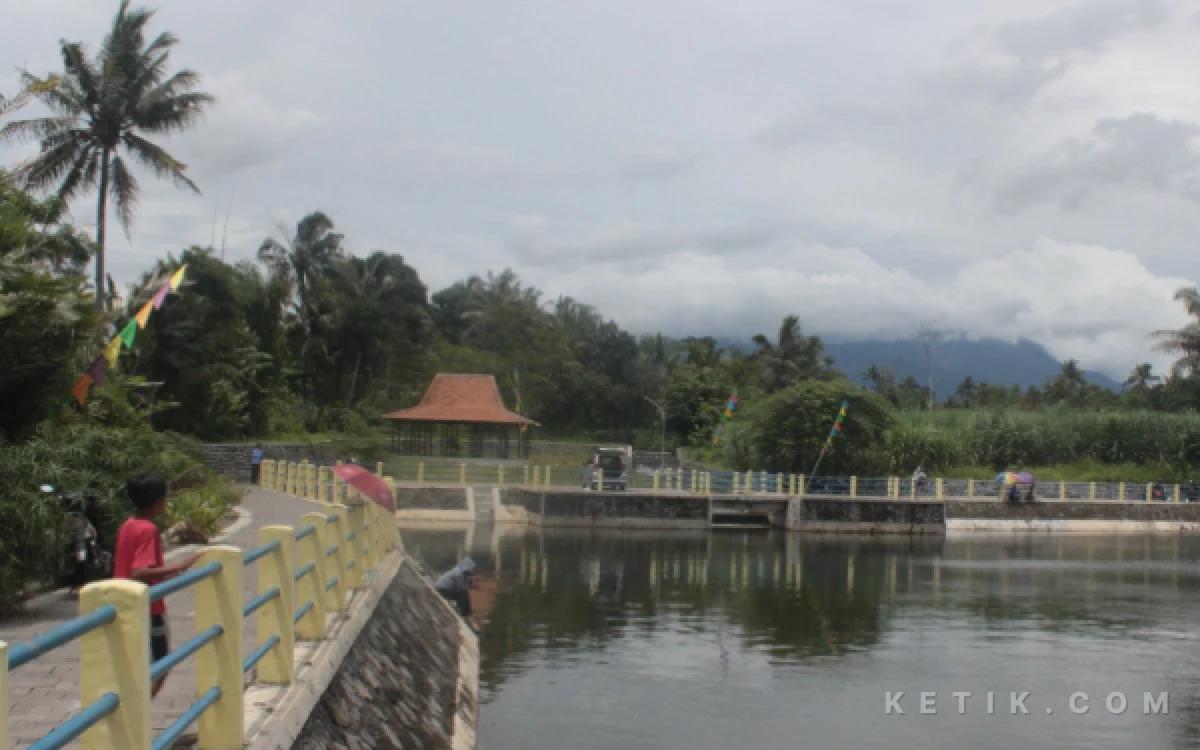 Foto Embung Jati Suruh, salah satu embung di Sleman yang berfungsi sebagai infrastruktur pendukung ketahanan pangan dan penyedia air baku domestik/ternak. Pembangunan dan rehabilitasi embung menjadi agenda prioritas dalam Perencanaan SDA Tahun N+1 guna mengantisipasi dampak perubahan iklim. (Foto: Bid SDA DPUPKP Sleman for Ketik.com)