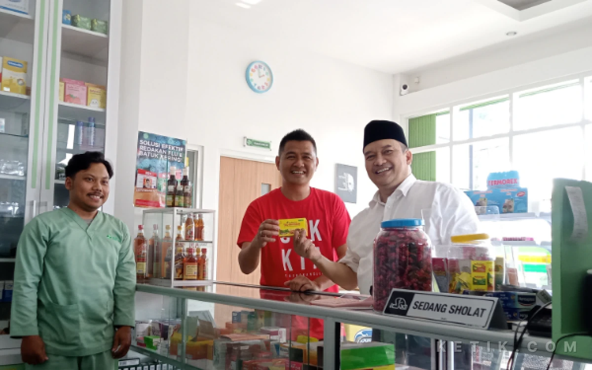 Foto Budiar Anwar, Sekretaris Daerah (Sekda) Kabupaten Malang mengunjungi Apotek Slamet Urip Cemorokandang. (Foto: Aliyah/Ketik.com)