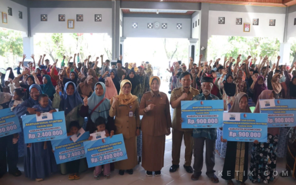 Foto Usai acara Wabub Bojonegoro Hj. Nurul Azizah bersama penerima bantuan (foto Humas Pemkab Bojonegoro)