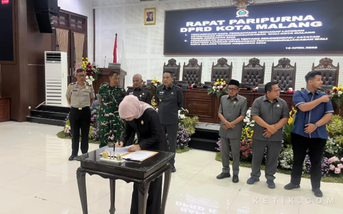 Foto Penandatangan LKPJ oleh Ketua DPRD Kota Malang dalam Rapat Paripurna yang digelar pada Senin 13 April 2026 di DPRD Kota Malang. (Foto: Lutfia/Ketik.com)