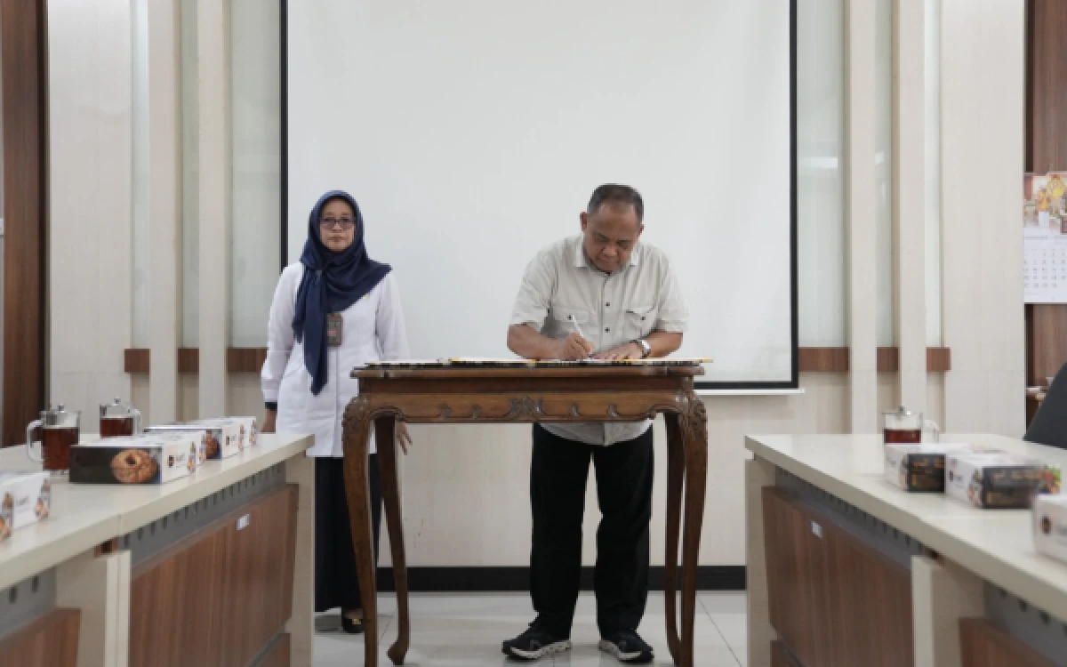 Foto Bupati Sleman Harda Kiswaya saat menandatangani naskah nota kesepahaman (MoU) disaksikan Ketua Pengadilan Agama Sleman Yuniati Faizah, Senin 13 April 2026. Kerja sama ini bertujuan untuk mengoptimalkan layanan publik terintegrasi serta memperkuat perlindungan bagi perempuan dan anak di wilayah Sleman. (Foto: Prokompim Sleman for Ketik.com)