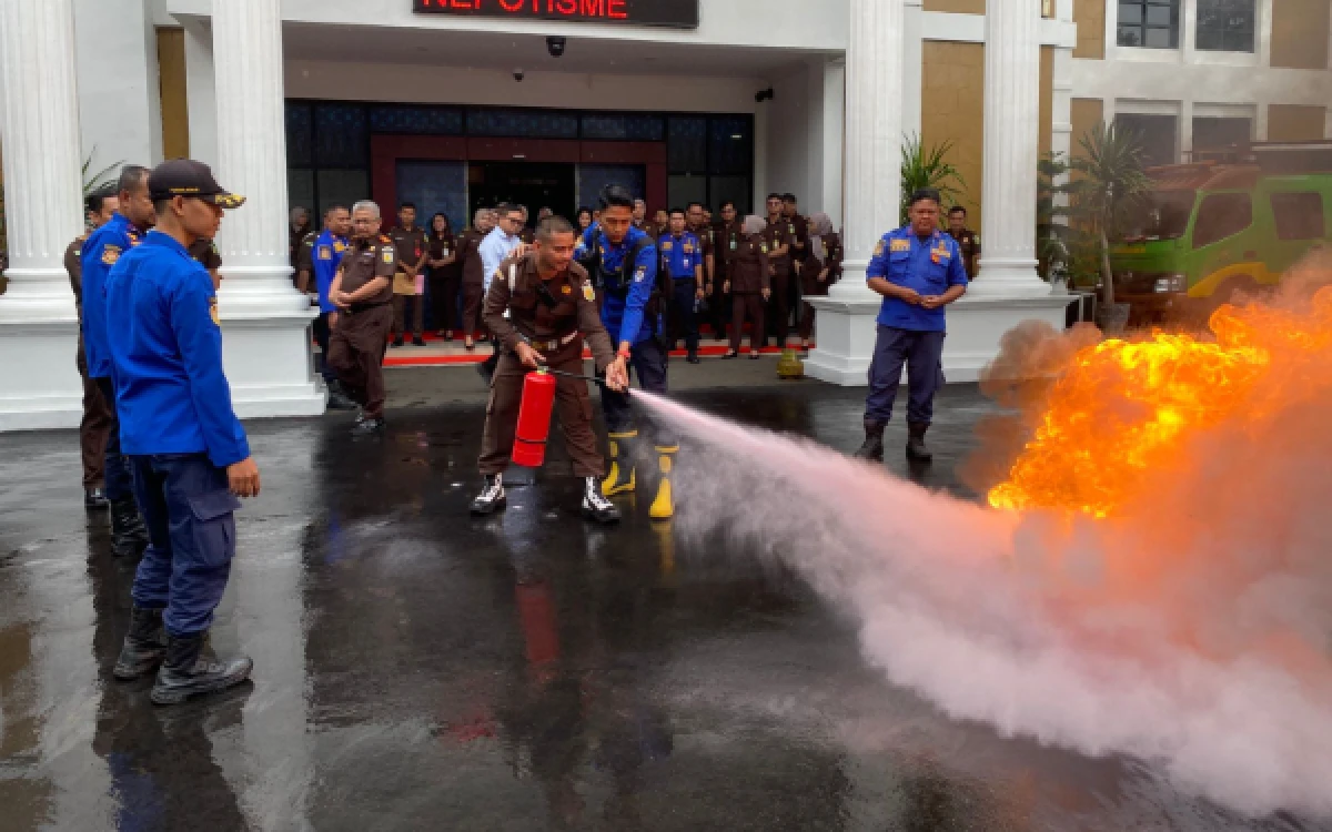 Thumbnail Berita - Simulasi Rutin Pencegahan Kebakaran di Kejari Lebak, Damkar: Sangat Penting