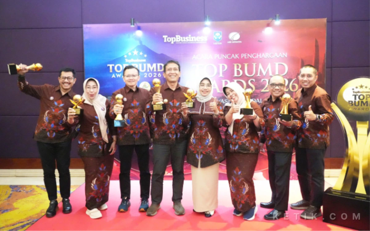 Foto Bupati Bojonegoro H. Setyo Wahono , foto bersama Direktur Bank  yang mengharumkan nama Bojonegoro tersebut adalah Bank BPR Bojonegoro dan Perumda Tirta Buana Bojonegoro.  (Foto humas pemkab Bojonegoro)