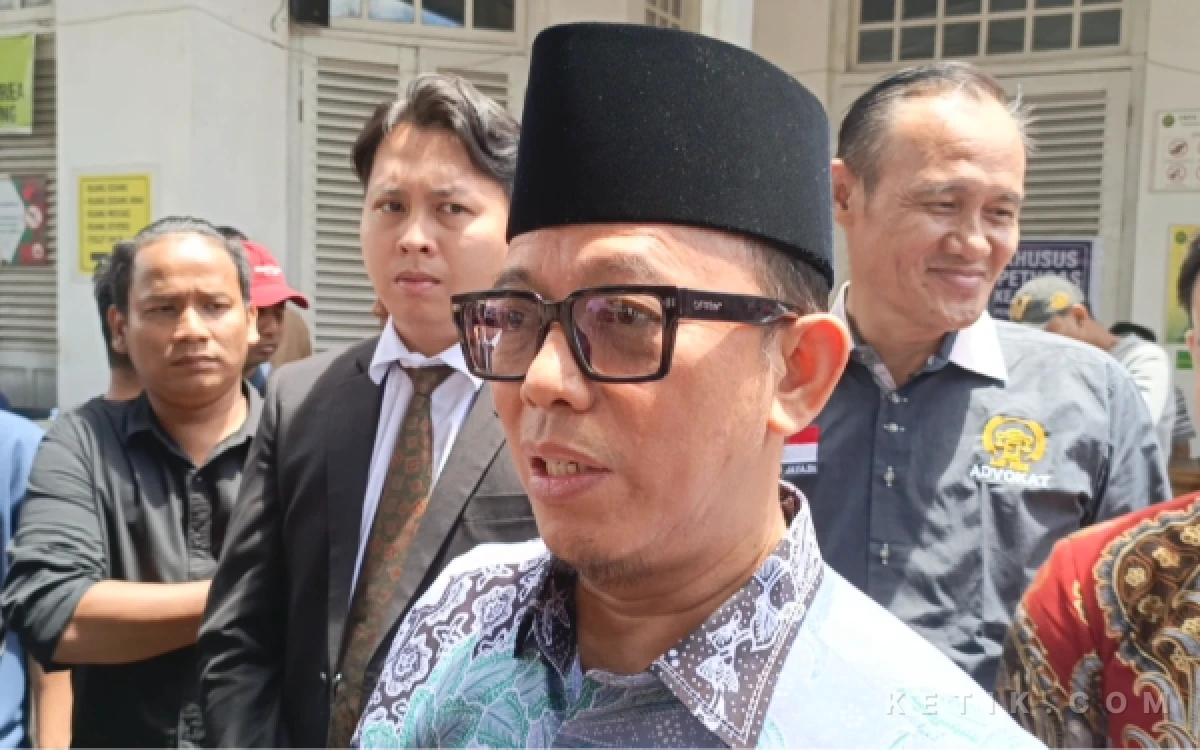 Foto Usai sidang, Bupati OKU Teddy Meilwansyah menyampaikan klarifikasi kepada wartawan dan membantah tudingan menerima aliran dana pokir, Selasa 14 April 2026. (Foto: M Nanda/Ketik.com)