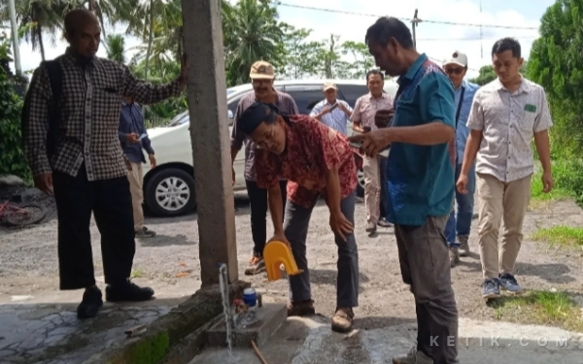 Foto Peninjauan langsung fungsi Sambungan Rumah (SR) di Sumberrejo, Kapanewon Tempel oleh jajaran DPUPKP Sleman. Kegiatan monev dilakukan untuk mengawal akuntabilitas program hibah maupun DAK, sekaligus memastikan kemandirian pengelolaan air bersih oleh KPSPAMS/PAMdes di tingkat akar rumput berjalan optimal. (Foto: DPUPKP Sleman for Ketik.com)