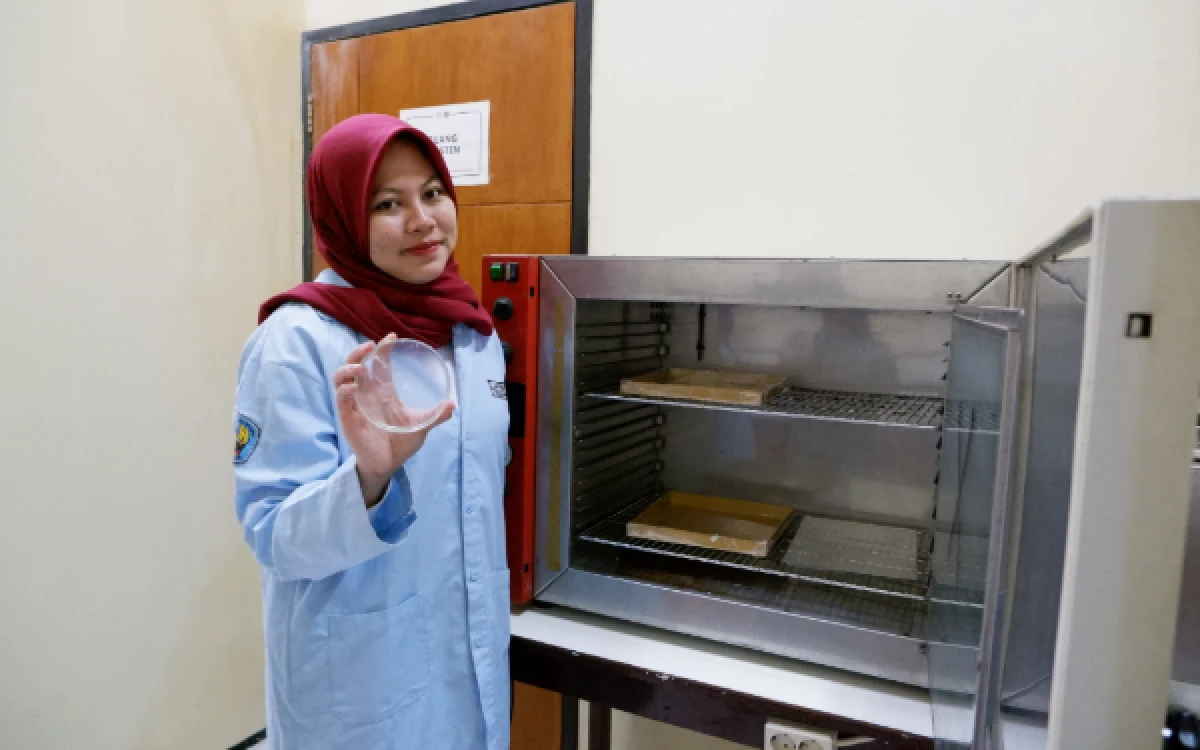 Thumbnail Berita - Kurangi Sampah Plastik, Lulusan ITN Malang Ubah Singkong Jadi Pembungkus Bumbu Mi Instan