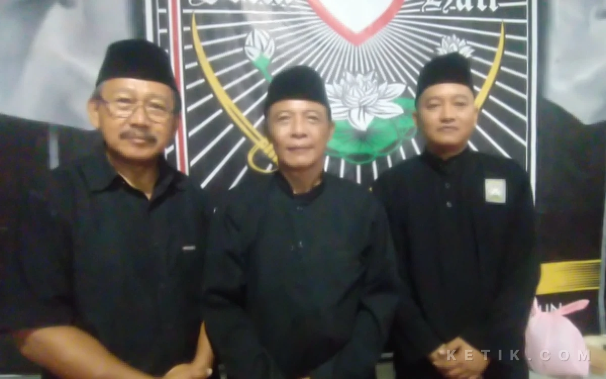 Foto Perwakilan dari PSHT Pusat Madiun Rayon Oro-oro Ombo, Kota Madiun ketika melakukan sesi wawancara kepada ketik.com. (Foto: Angga/Ketik.com).