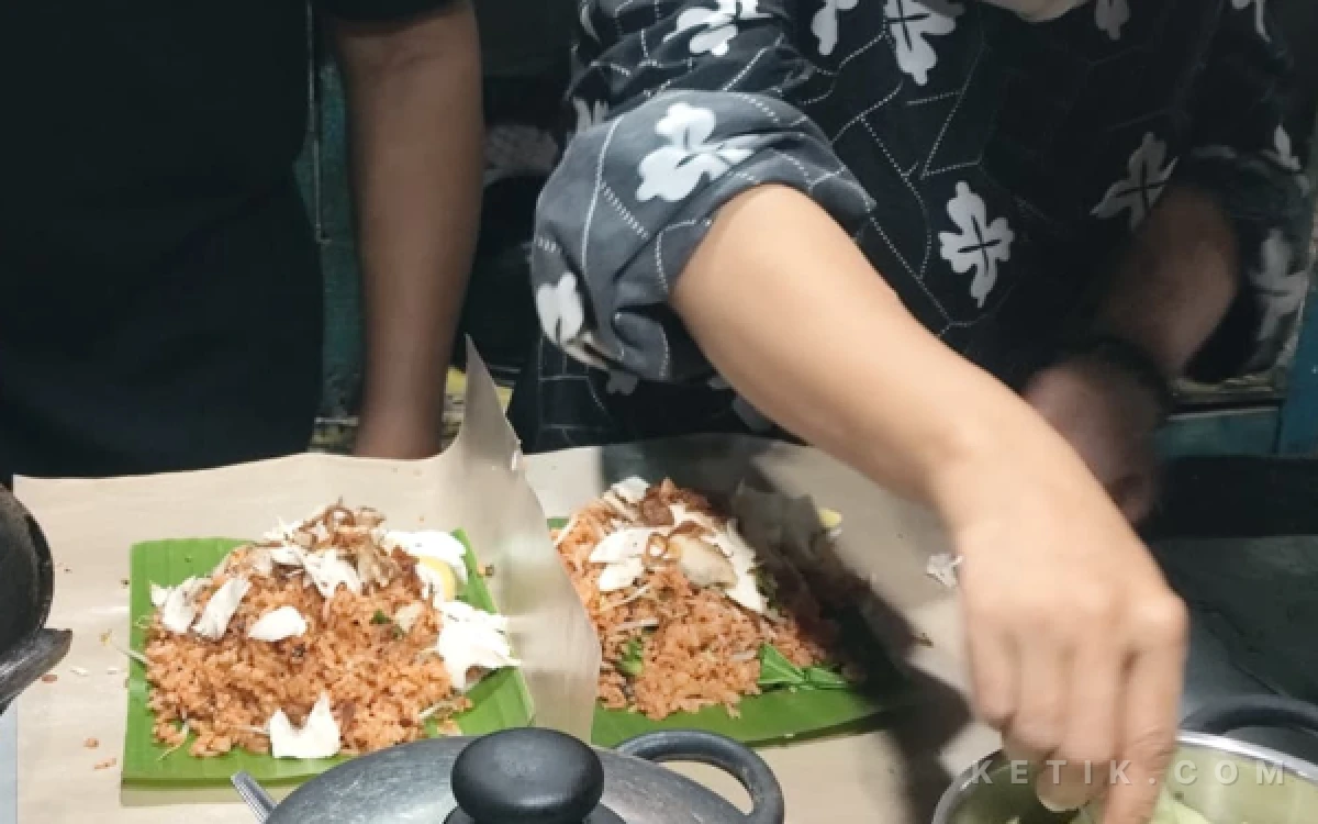 Foto rupa nasi goreng yang beralaskan daun pisang