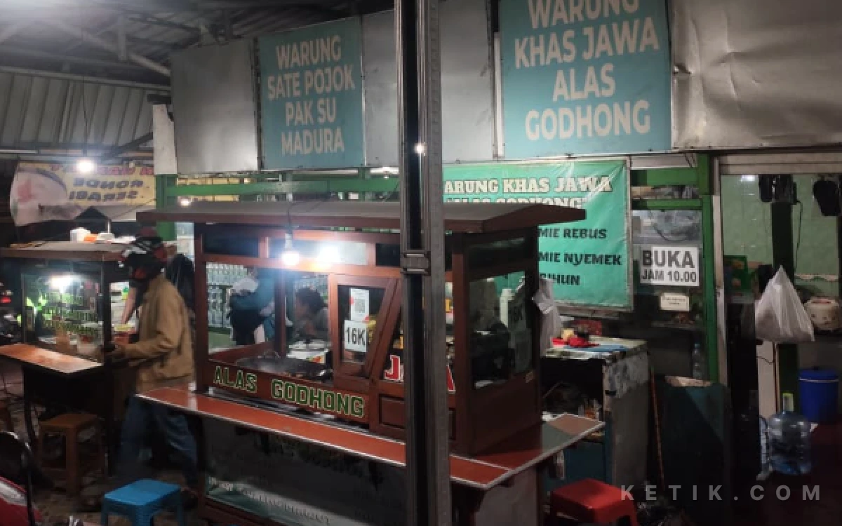 Thumbnail Berita - Aroma Kenangan dalam Selembar Daun Pisang: Kisah 22 Tahun Sang Penjaga Rasa Nasi Goreng Jawa