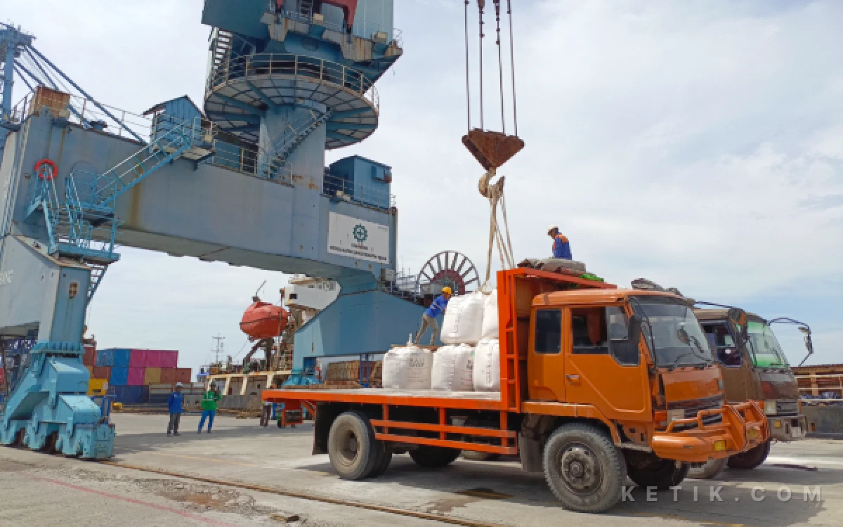Thumbnail Berita - Kinerja Positif, PTP Nonpetikemas Palembang Sukses Tangani 4.509 Ton Bahan Baku Pupuk Impor