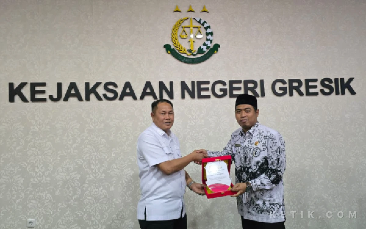 Thumbnail Berita - Gandeng Kejari, PGRI Gresik Pastikan Ribuan Guru Mendapat Perlindungan Hukum Saat Mengajar