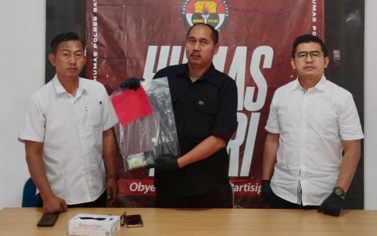 Thumbnail Berita - Satresnarkoba Polres Batu Ringkus Pengedar Ekstasi, 40 Butir Jadi Barang Bukti
