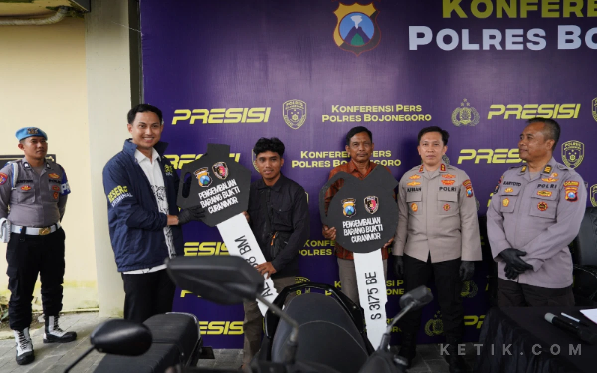 Foto Kapolres Bojonegoro AKBP Afrian Satya Permadi  saat  memaparkan barang bukti  (foto  Sukiman ketik))