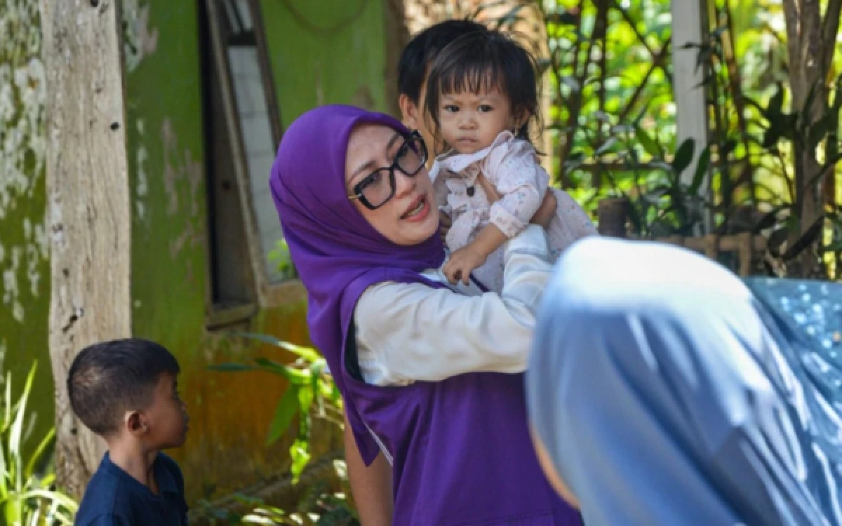 Foto Ketua TP PKK kabupaten Lebak, Belia Hasbi Asyidiki Jayabaya mengendong balita saat launching. (Foto:Dinkes Lebak for ketik.com)