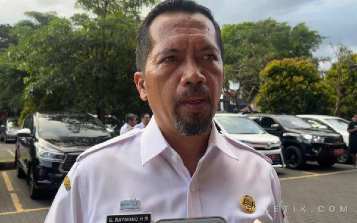 Foto Plh Kepala DLH Kota Malang, Gamaliel Raymond Hatigoran menjelaskan tentang kondis TPS di Kota Malang banyak yang tidak layak, diperlukan perbaikan. (Foto: Lutfia/Ketik.com)