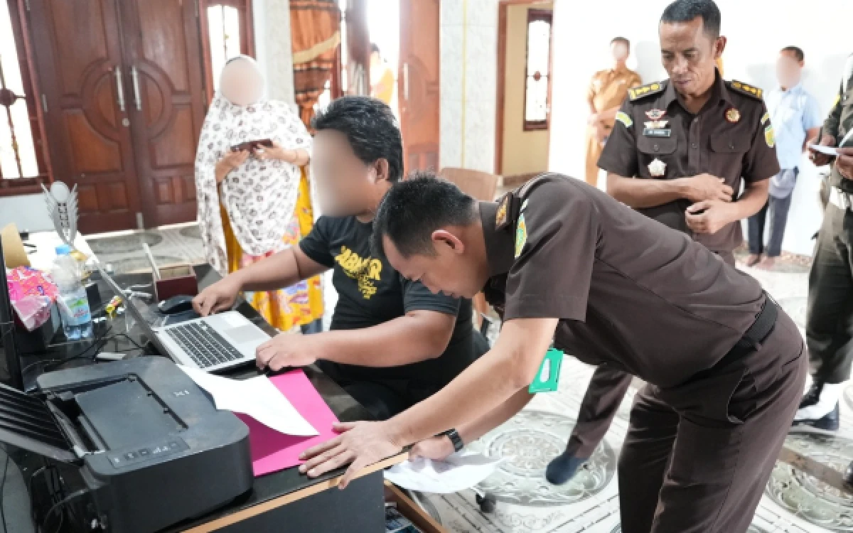 Foto Penyidik mengamankan sejumlah barang bukti elektronik dan dokumen penting untuk kepentingan penyidikan, Selasa 14 April 2026.(Foto: Kejaksaan Tinggi Sumatera Selatan)