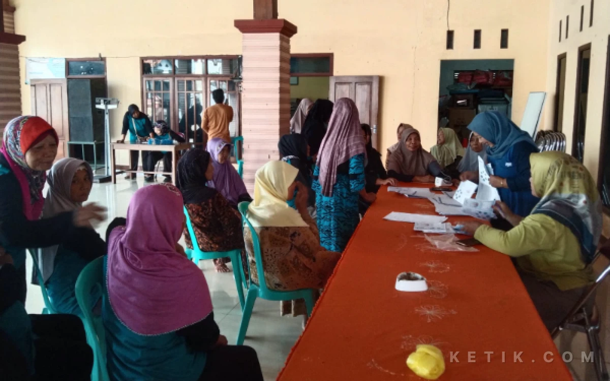 Thumbnail Berita - Wujudkan Lansia Sehat dan Produktif, Pemdes Trenceng Tulungagung Gelar Posyandu Rutin