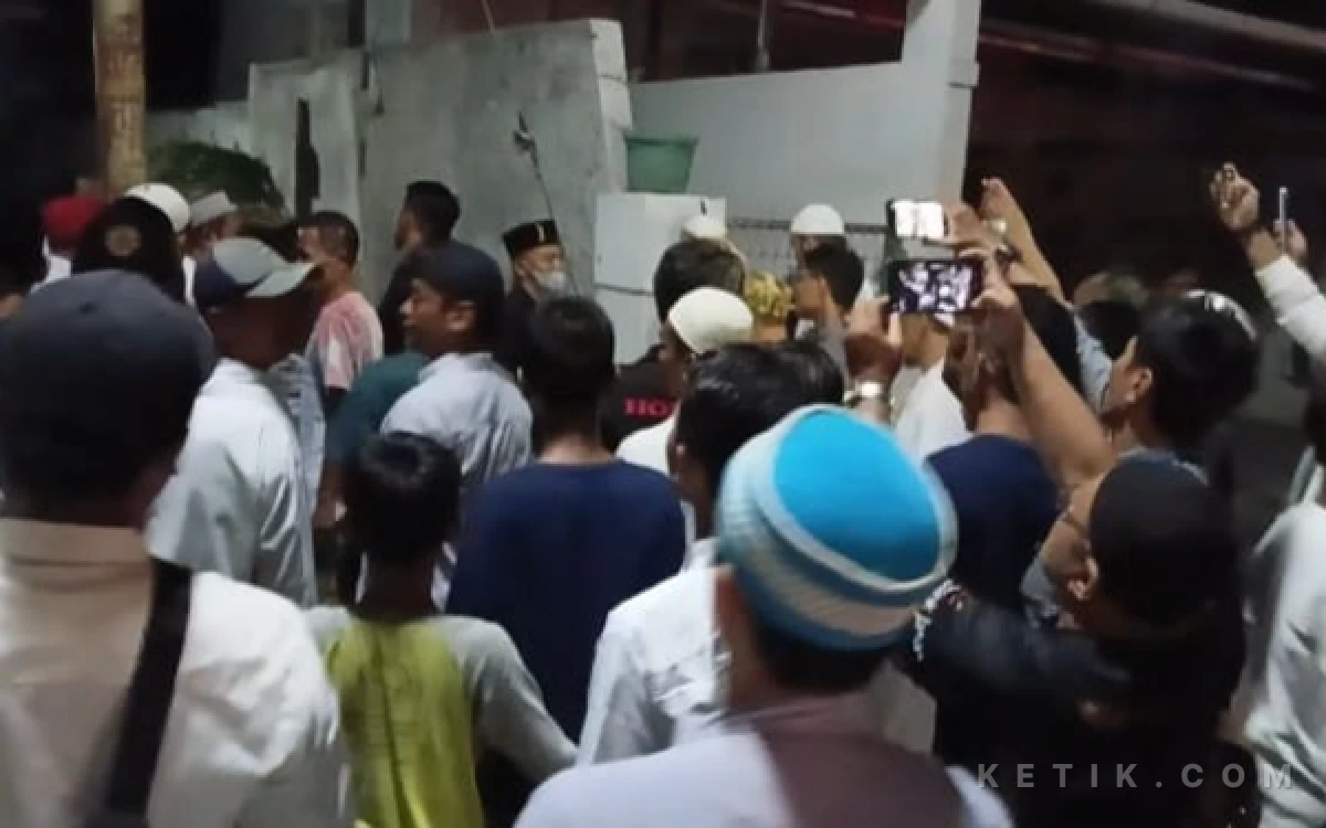 Thumbnail Berita - Diduga Jadi Sarang Peredaran Obat Terlarang, Ratusan Warga di Brebes Gerudug dan Hancurkan Warung