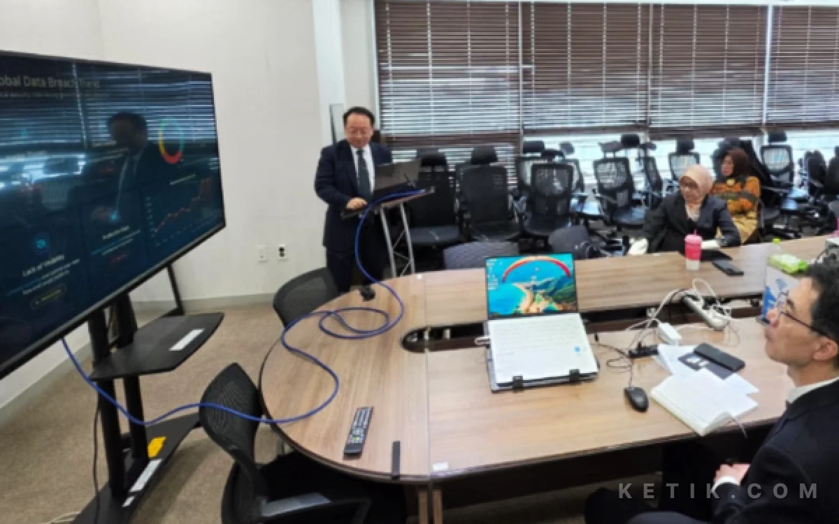 Foto Sekda Sidoarjo Fenny Apridawati mengikuti sesi paparan di salah satu pusat teknologi siber di Korea Selatan. (Foto: Kominfo Sidoarjo)