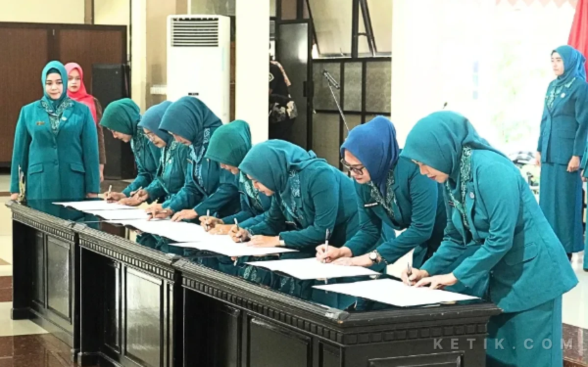 Thumbnail Berita - Perkuat Gerakan Keluarga Sejahtera, 14 Ketua TP PKK Kecamatan Resmi Dilantik di Pendopo