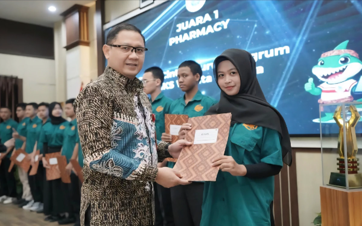 Thumbnail Berita - Apresiasi Prestasi LKS Jatim 2026! Kadisdik Aries Beri Penghargaan Peraih Medali dari Malang dan Kota Batu