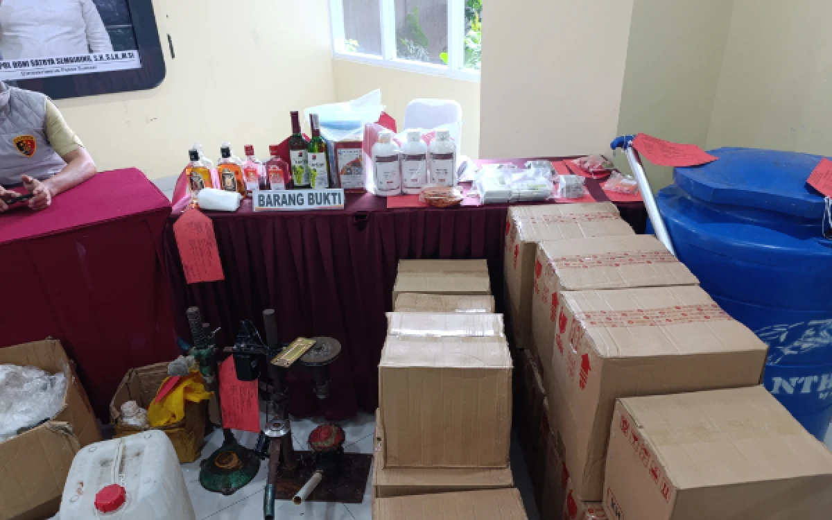 Foto Barang bukti yang diamankan saat menggerebek praktik pembuatan minuman keras (miras) oplosan  di Banyuasin, Sumatera Selatan, Kamis 16 April 2026. (Foto : Yola/Ketik.Com)
