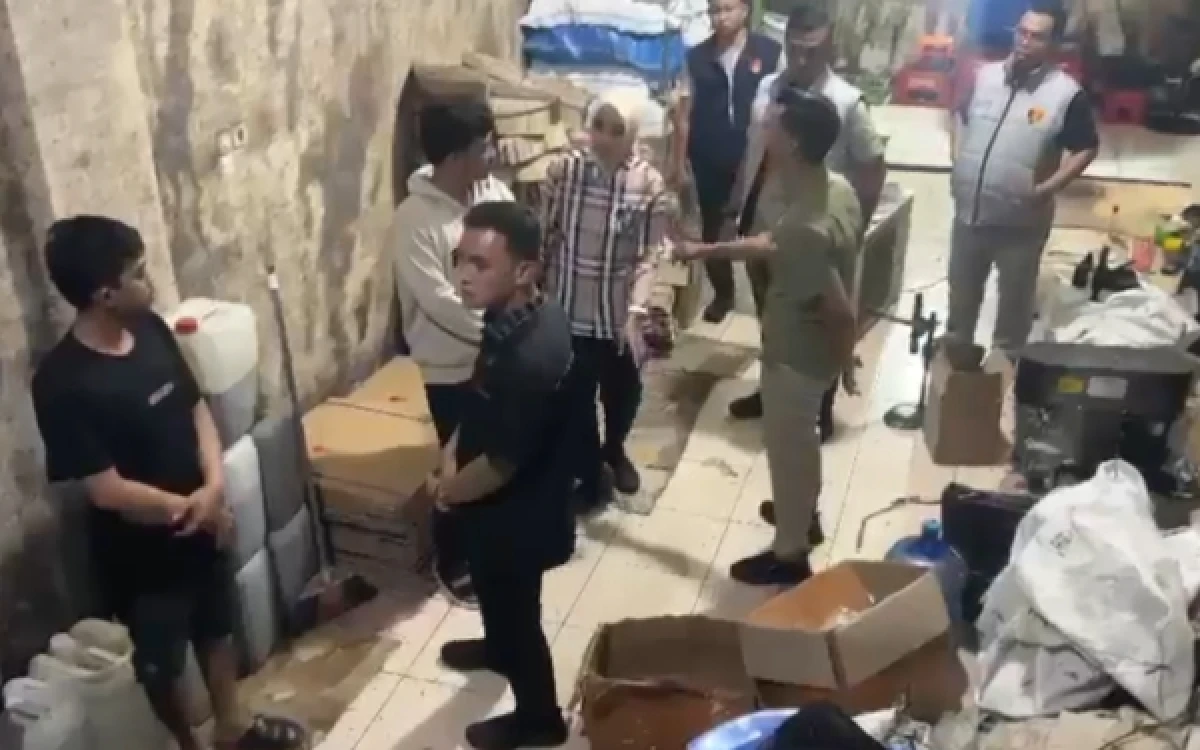 Thumbnail Berita - 20 Ribu Botol Miras Oplosan Disita di Banyuasin, Pelaku Gunakan Label Merek Terkenal