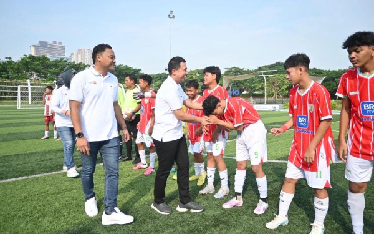 Foto Regional CEO BRI Region 12 Surabaya, Reza Syahrizal Setiaputra bersalaman dengan peserta Youth Champions League 2026. (Dok. BRI)