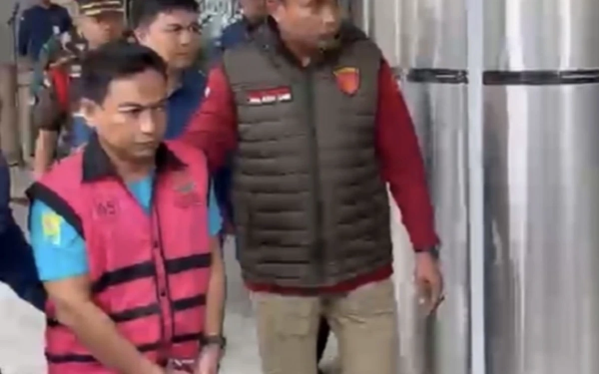 Thumbnail Berita - Pakai Rompi Pink Kejagung dan Tangan Diborgol, Ketua Ombudsman RI Jadi Tersangka