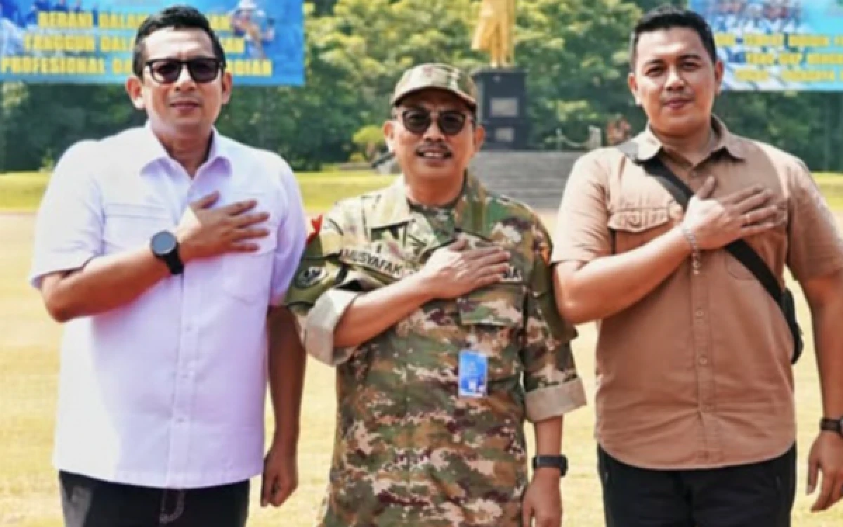 Foto Ketua DPRD Jawa Timur (Jatim) Musyafak Rouf  (tengah) bersama  Sekretaris DPRD Jawa Timur, M. Ali Kuncoro (kiri) di Akmil Magelang. (Instagram@musyafak_pkb)