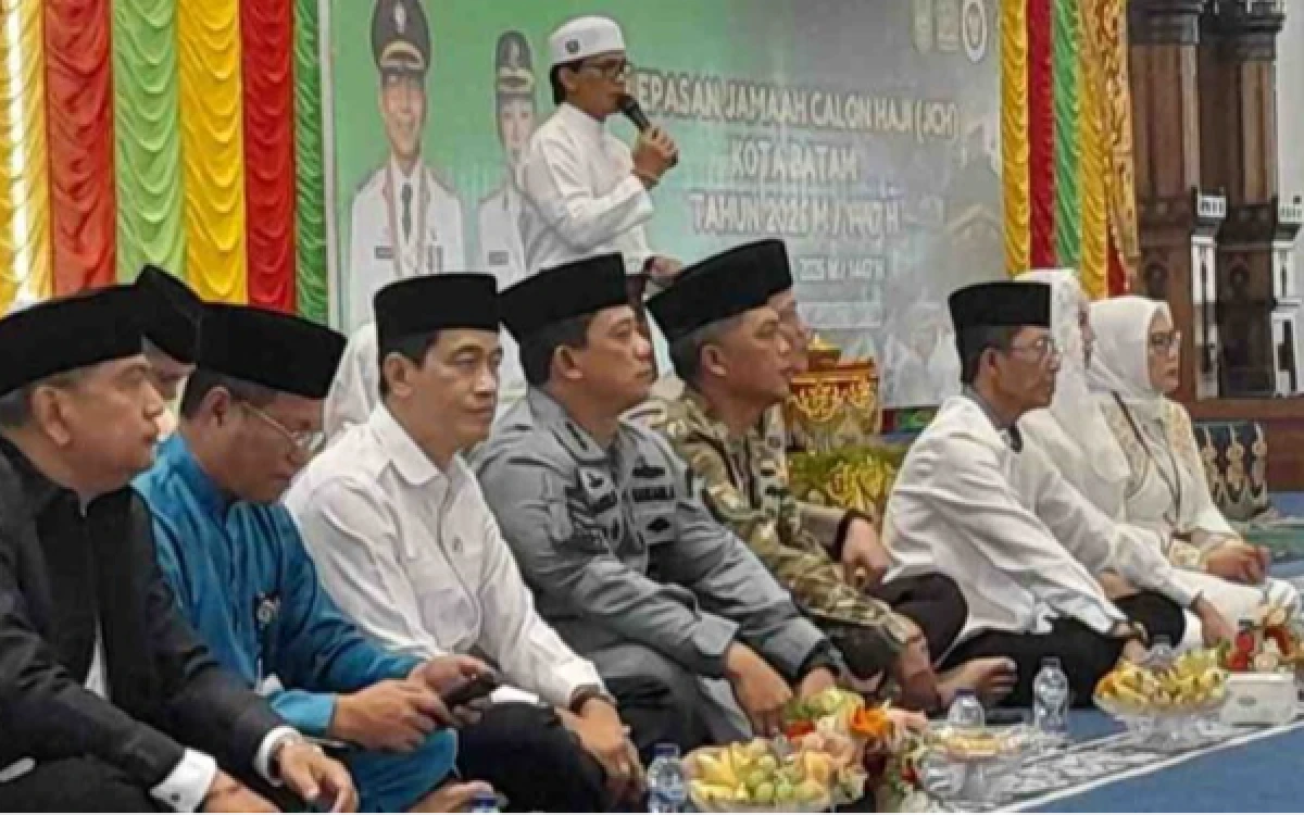 Thumbnail Berita - Anggota DPRD Batam Anang Adhan Hadiri Pelepasan Ratusan Jemaah Calon Haji
