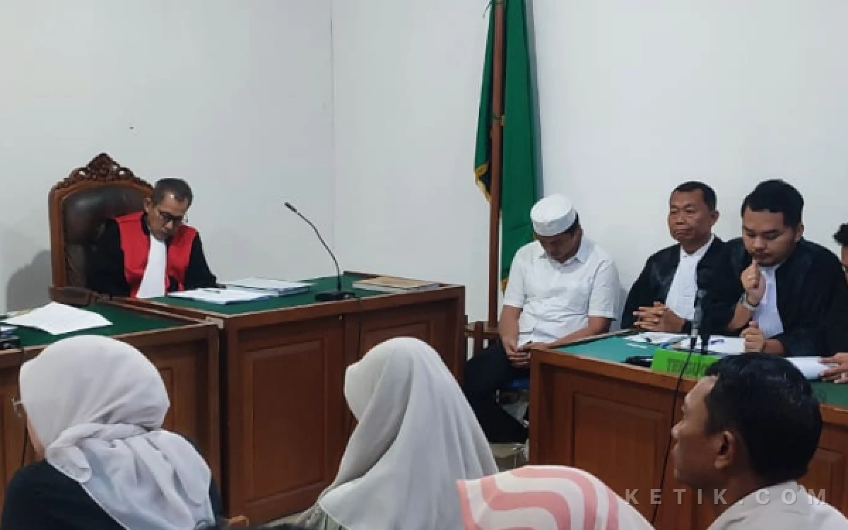 Thumbnail Berita - Kades Permata Baru Palembang Diseret ke Meja Hijau, Dana Desa Diduga Dipakai Bayar Utang hingga Biaya Kabur