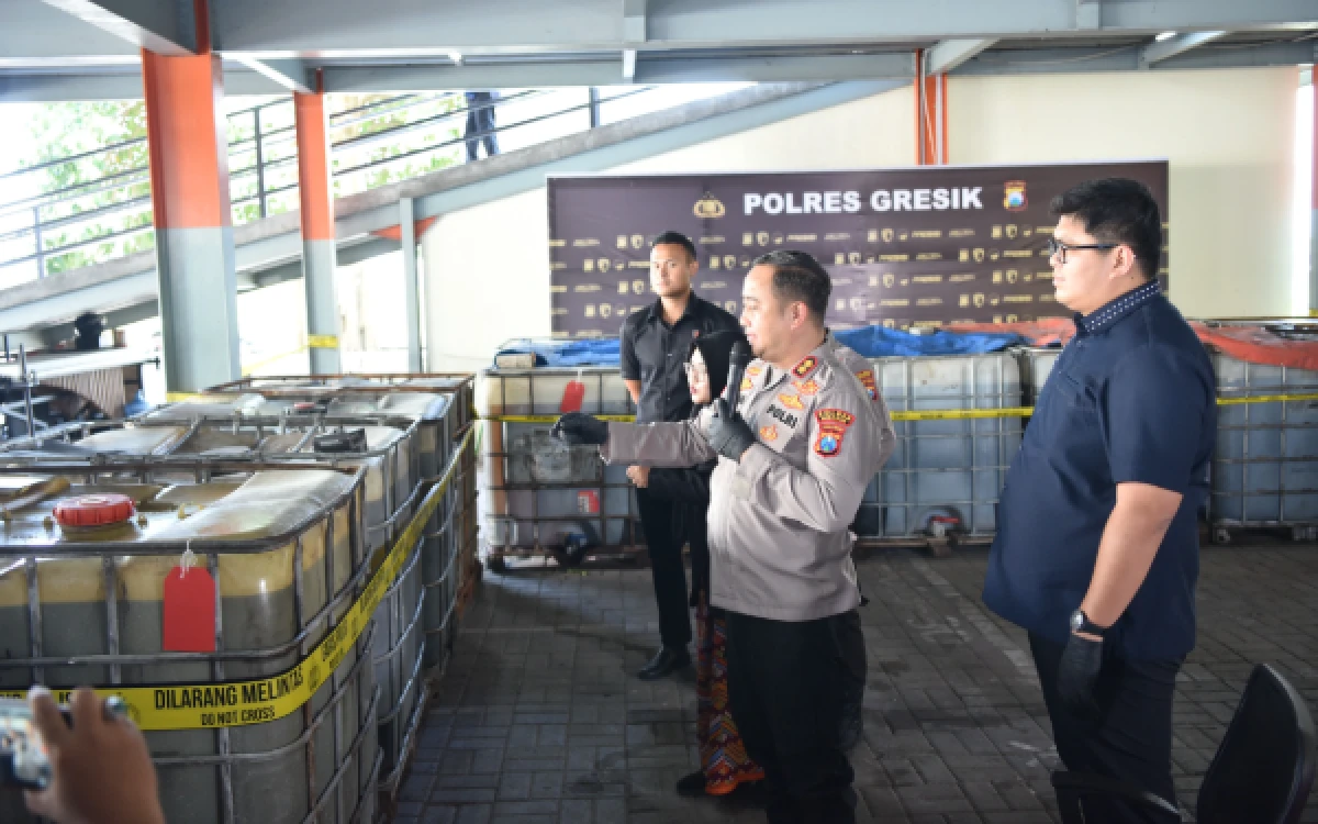 Thumbnail Berita - Polres Gresik Bongkar Penimbunan 17.000 Liter Solar Subsidi, Satu Tersangka Ditahan