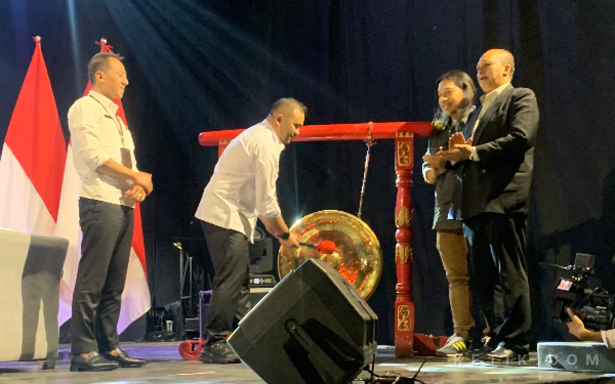 Foto Pemukulan Gong oleh Wakil Wali Kota Batu Heli Suyanto sebagai tanda dimulainya KIM Campaign 2026. (Foto: Dafa Wahyu Pratama/Ketik.com)