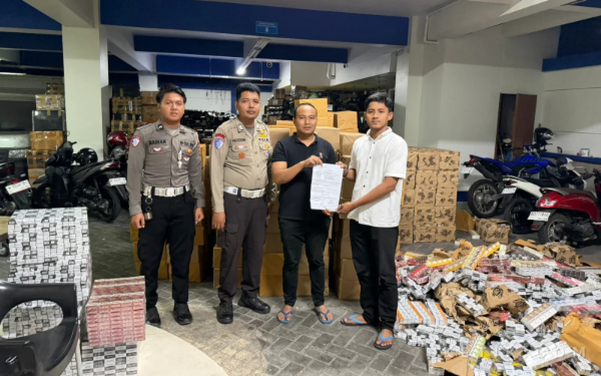 Foto Anggota Polres Sampang saat menyerahkan rokok ilegal ke Bea Cukai Madura (Foto: Mat Jusi/Ketik.com)