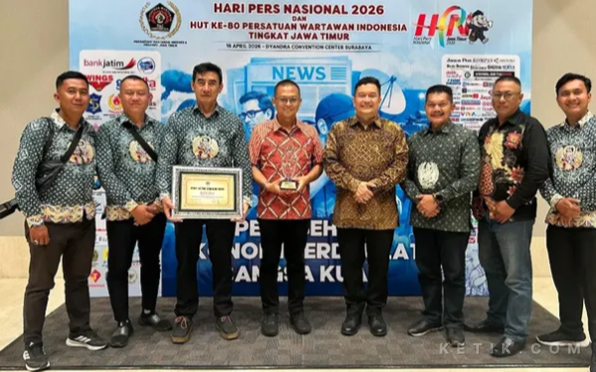 Foto Sekda Kabupaten Malang Budiar usai menerima penghargaan dari PWI. (Foto: Prokopim Kabupaten Malang)